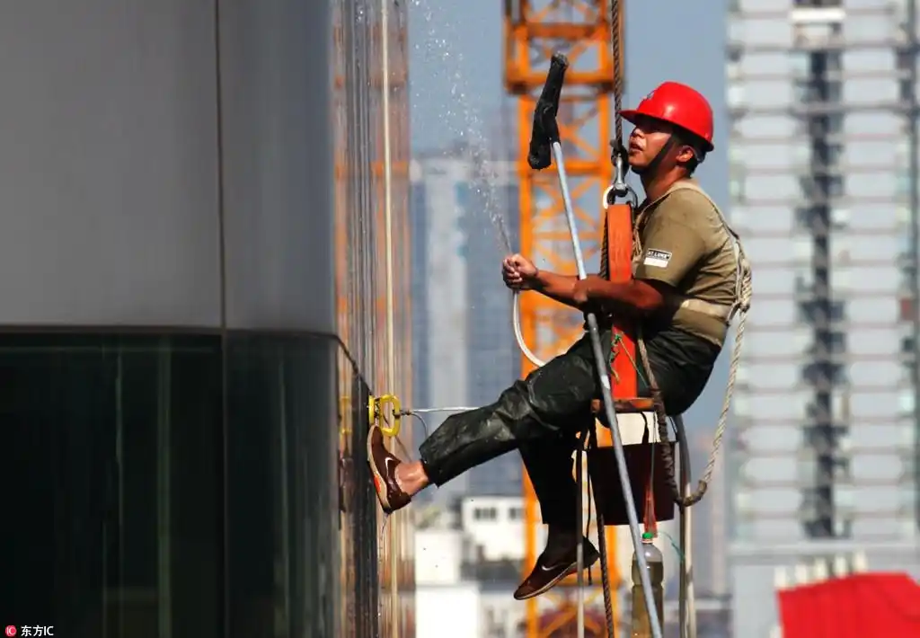 40多度高温他们在百米高空作业