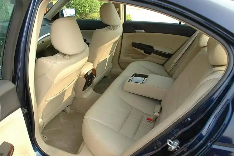 车型全览 本田 广汽本田 雅阁 雅阁座椅空间  (67/124)