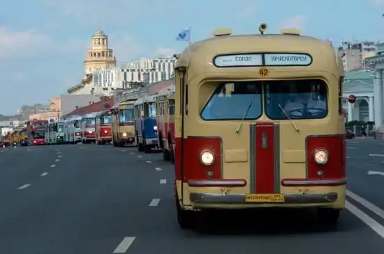 巴士老爷车大集结莫斯科举行复古公交车游行