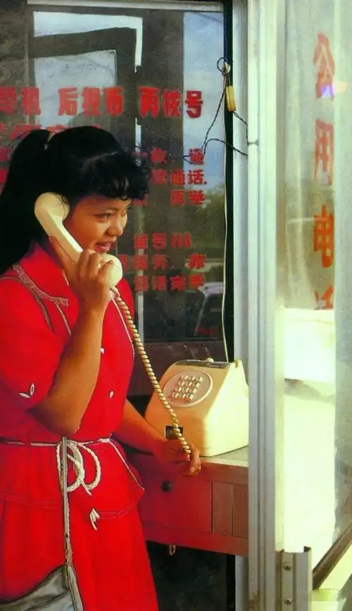 而这些在公用电话亭中工作的阿姨们倒也在长年累月的跑腿呼叫中练出了
