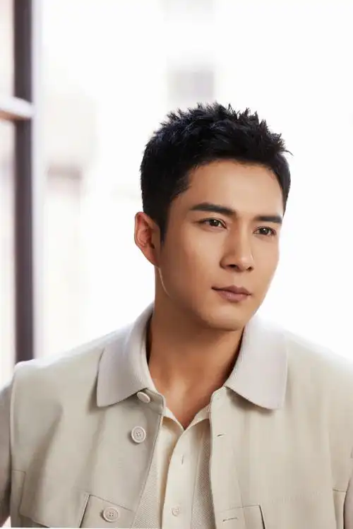 韩东君elvishan轻盈走入春夏的午后,感受休闲与自如的舒适片刻.