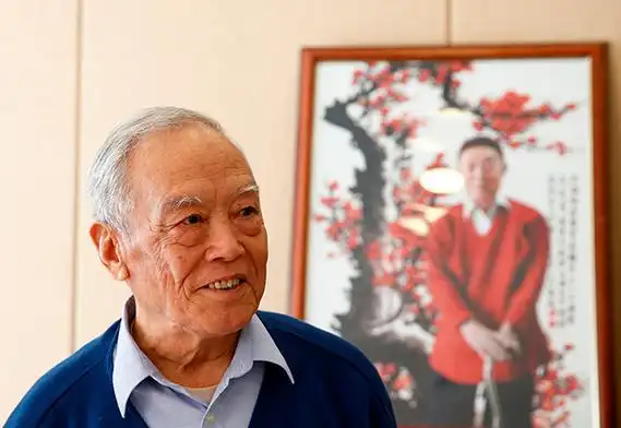 季承(背后是父亲季羡林画像)