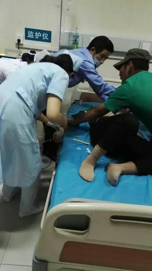 急诊大厅的门口突然响起一阵急促地鸣笛声,我院急诊科护士李叙瑾听到