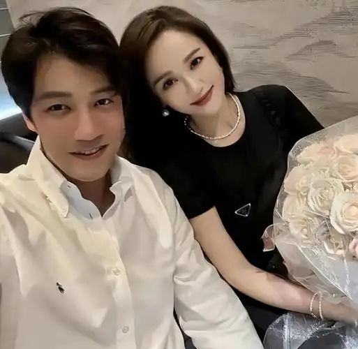 陈乔恩和艾伦重游定情地,两人穿情侣装好般配,结婚2年仍在热恋_爱情