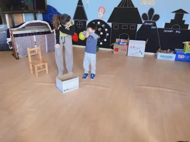 在模仿大象走路呢!