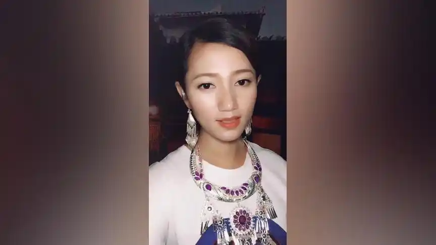 彝族歌手曲木阿依