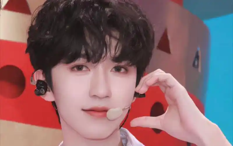 【贺峻霖】女装视频都传到外网了,好多点赞哈哈哈