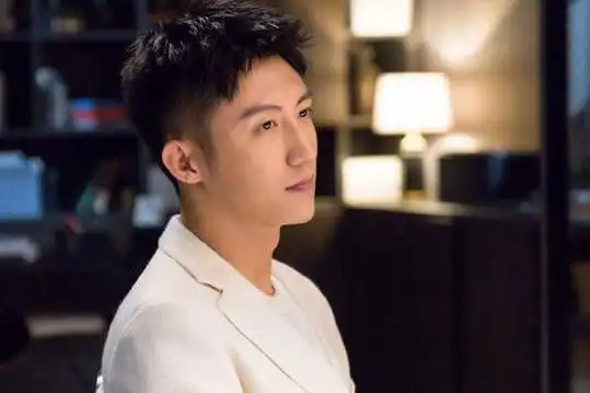 这位张艺上也是一名演员,和黄景瑜出演过作品