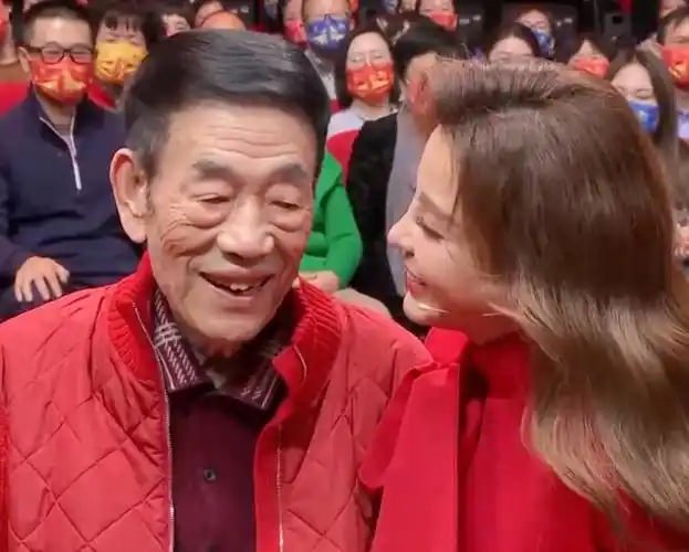 2021年央视元宵晚会,杨少华曾与儿子杨议等相声演员一起表演了猜灯谜