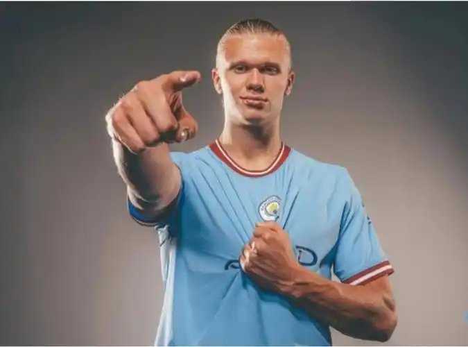 哈兰德曼城体检身高1米952,一脸惊讶:我又长高了1公分_腾讯新闻