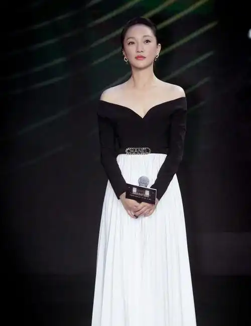 45岁周迅生图状态太好!一袭小白裙清新又高级,身材和脸都像18岁