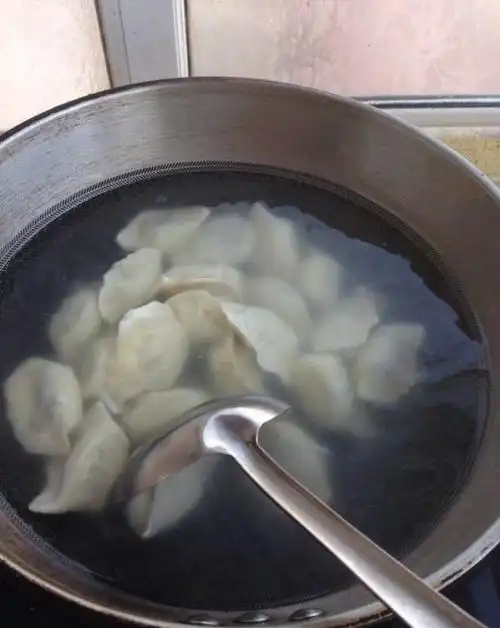 煮饺子一定开水下锅那你就做错了这样做饺子才不裂皮不粘锅