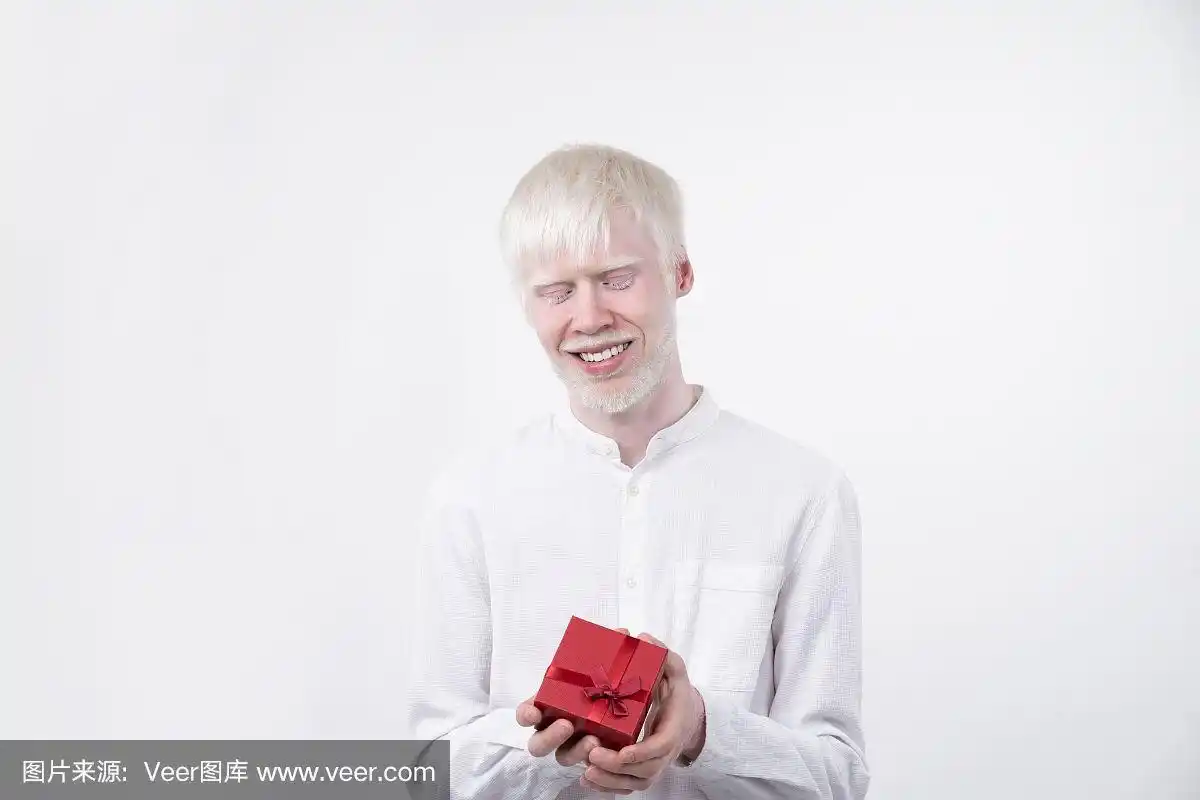 一个白化病男子的肖像在工作室穿着t恤孤立在一个白色的背景.