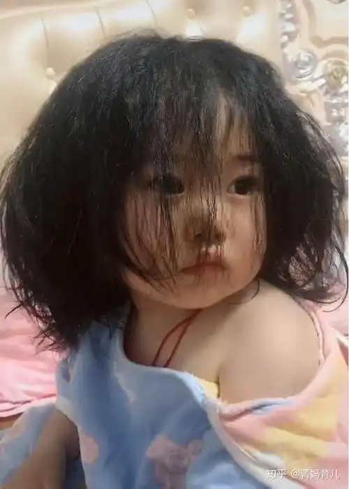 女孩睡醒后迷离的眼神蓬松的头发小露的香肩萌得让人想生女儿