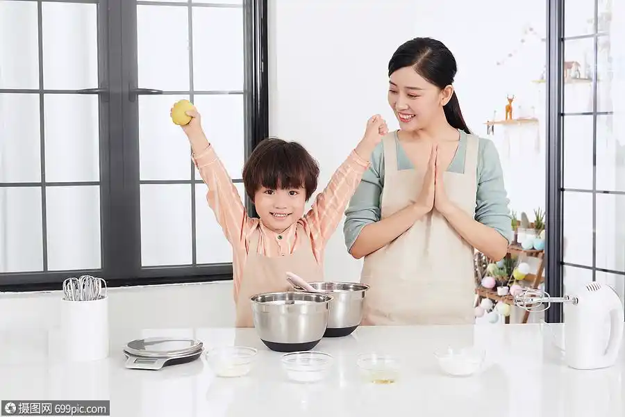母子烘培和面粉制作蛋糕亲子厨房