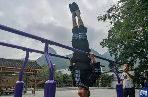 农村老大爷玩双杠倒立连着做60个仰卧起坐