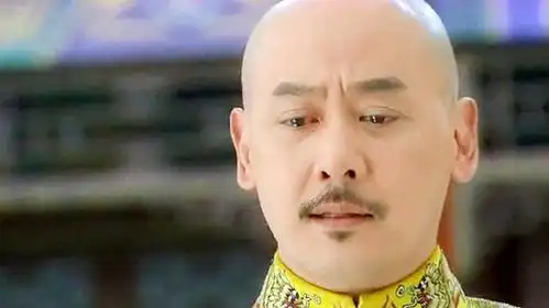 《新还珠格格》精彩片段,看到小燕子把内衣穿在外面皇后使坏了