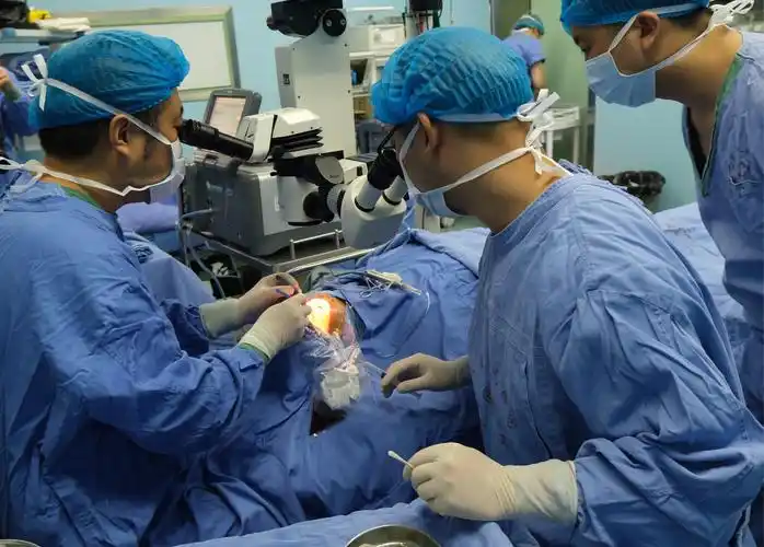 手术中医生专注的手术现场