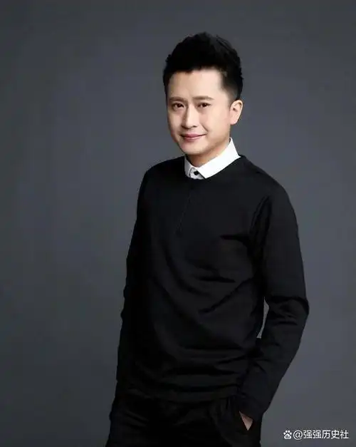 那个时候,杨帆初次担任主持人的节目便是一档名为"召集令"的栏目.