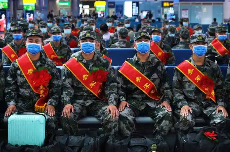 9月15日,入伍新兵在铁路天津站候车大厅候车准备出发.杨宝森 摄