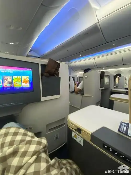 不到1年的南航b787商务舱!座椅无敌宽敞,感觉还能再坐一个人!