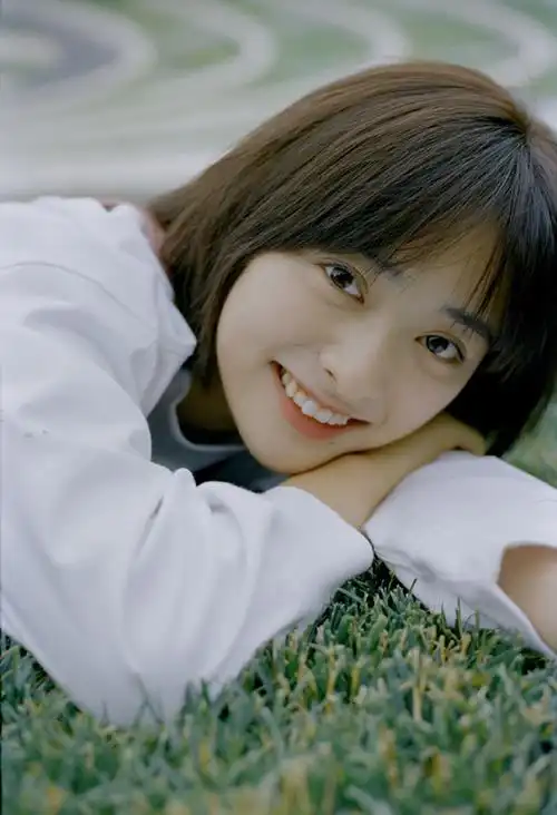 瘦身后的沈月身穿白色衬衣搭配牛仔裤,一头黑色短发,少女感满满