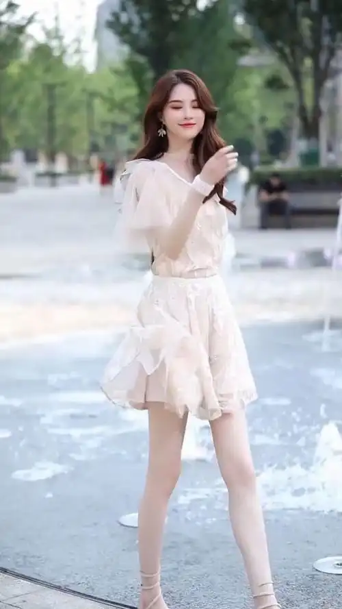 看着小姐姐,就觉得好凉快啊!