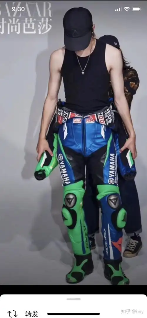 为什么最近王一博左手小臂贴了东西是纹了纹身吗还是受伤了