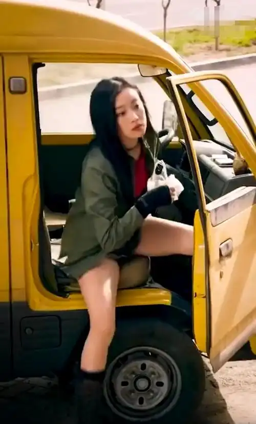 倪妮的腿为什么总能上热搜?网友羡慕:这才是真正的腿精!