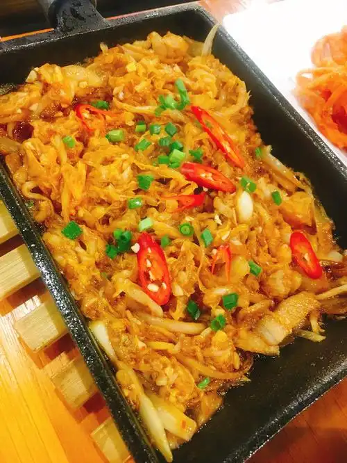 铁板东北酸菜有着东北味道,酸菜里也有加上一些五花肉.