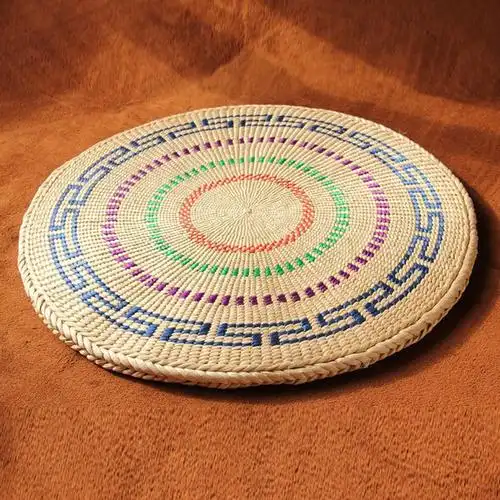 天然纯草编蒲团 由五位最老资质艺人纯手工制作而成,做工严谨,编织