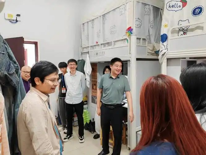 经管学院领导老师走访学生宿舍