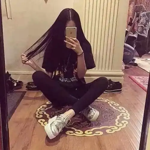 女生头像对着镜子拍不露脸