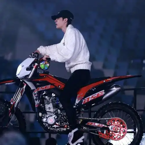 丸子头黑斗篷摩托车—王一博的震撼跨年舞台圈了多少粉?