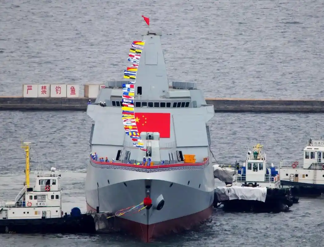 055型驱逐舰成为我们中国为之骄傲的一款战舰,达成了我国海军多年来的