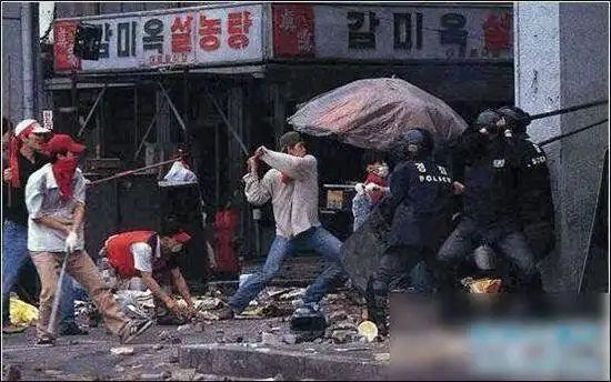 分离成功,中国发射第一枚洲际导弹,南韩爆发"光州事件"遭到血腥镇压)