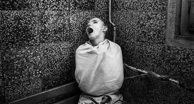 一个被精神病毁掉的家庭精神病人为什么会突然得发疯