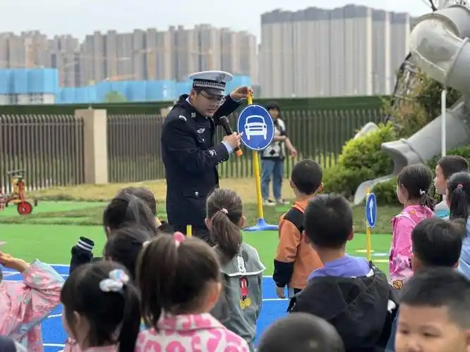 西安港浐交警:交通安全进校园 共筑平安护成长_小朋友们_手势_文明