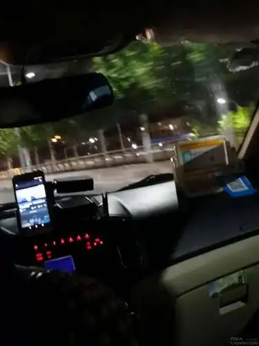 六安出租车司机实在太厉害了,一边看视频一边开车