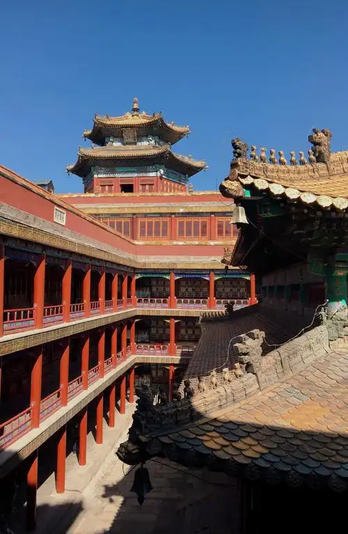 外八庙是河北省承德市承德避暑山庄八座藏传佛教寺庙的总称先后于清