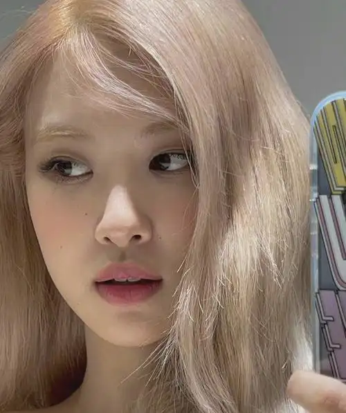 朴彩英分享怼脸自拍,五官真的好精致啊,美女就该怼脸拍!