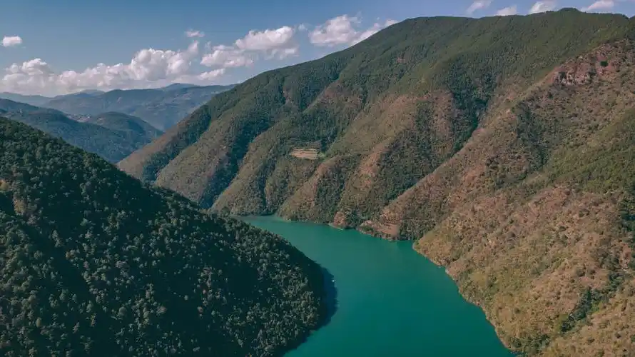 澜沧江是湄公河上游在中国境内河段的名称,藏语拉楚,意思为"獐子河".