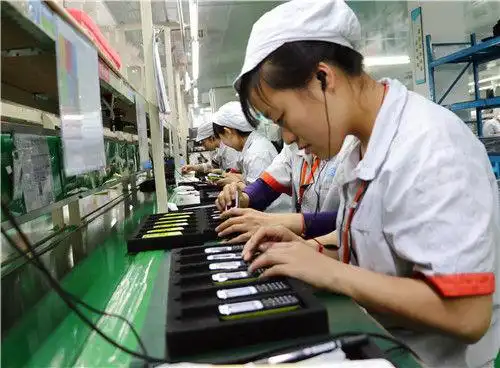 5月10日,华金润集团员工正在手机生产线上工作. 杨天军 摄