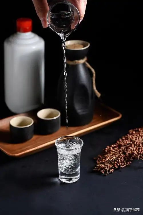 一般来说,在倒酒的时候不能倒的太满,通常占酒杯的八分就可以了,这样