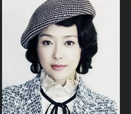 民国时期就有名媛小姐选择了,这一种带有点儿小卷发式的民国名媛发型
