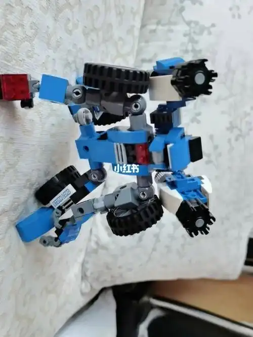 今天弄我用乐高自己动手做了一个变形金刚