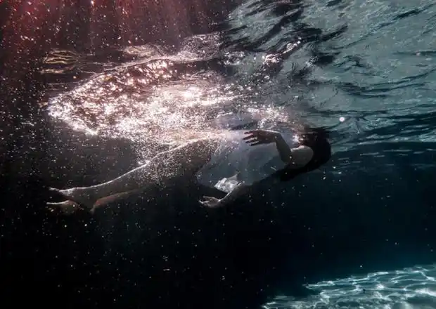 原创女子公园落水淡定漂浮:这种教科书的自救法,家长请务必教给孩子