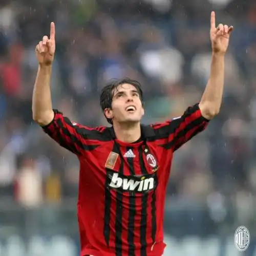 双手指天,动人庆祝,他是独一无二的金童卡卡.