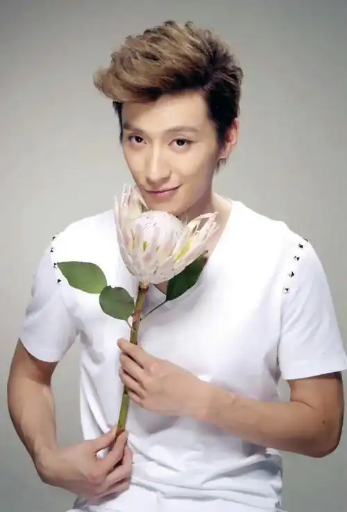 乔任梁超话#晚安#我最爱的,最善良的,最爱粉色的大男孩,微笑王子06