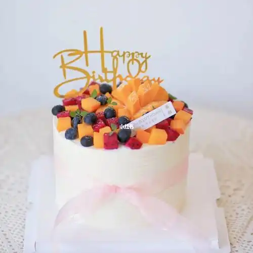 简单装饰的水果蛋糕